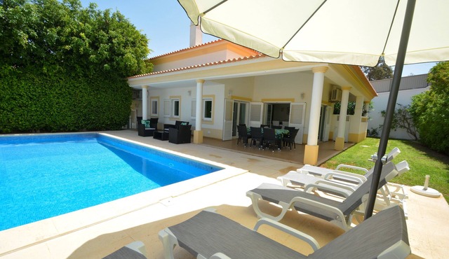 Villa falesia III - 5 minutes walking from beach - private garden and pool in Olhos de Água