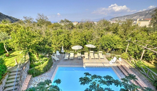 Villa Fillide A: A cozy apartment surrounded by a lemon and orange garden, with Free WI-FI. in Sant'Agnello