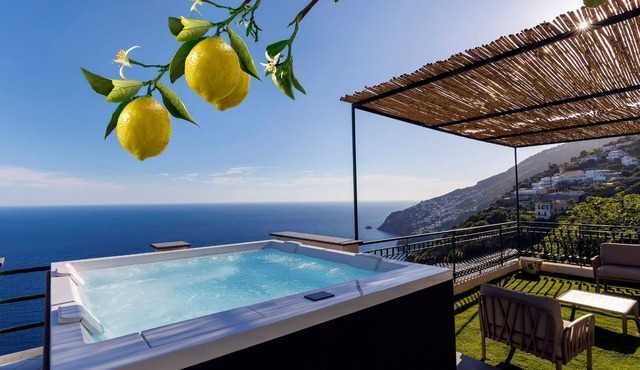 Villa Le Porpore between Positano and Amalfi, with an enchanting sea view. in Furore