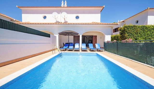 Villa private pool, free WiFi, SKY TV & A/C in tranquil location of Vale do Lobo in Vale do Lobo