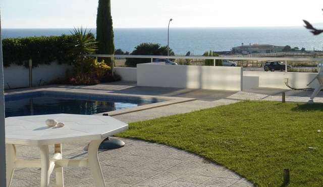Villa w/private pool in peaceful holiday complex