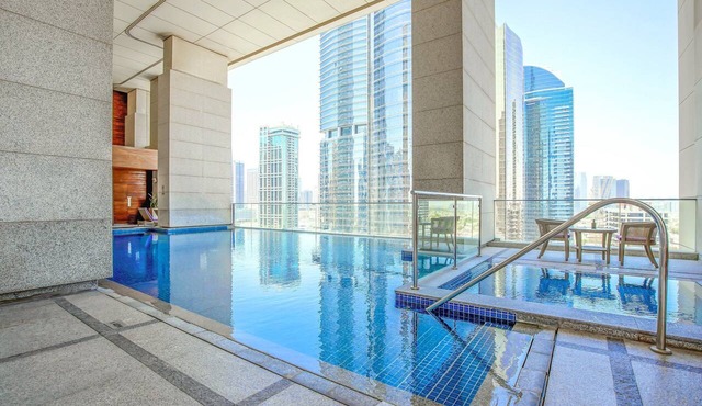 voco Bonnington | Corner Deluxe Suite | Pool, Sauna + Steam, Marina Minutes