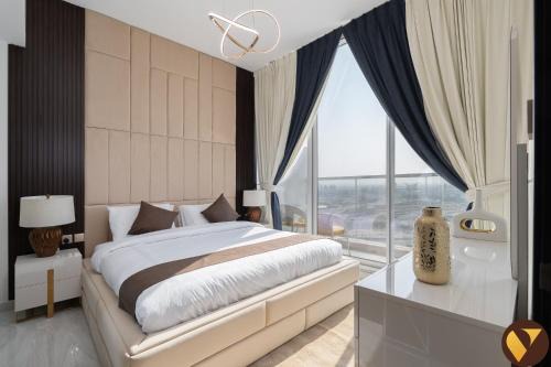 Vogue Vacation Homes, Al Furjan Gemz by Danube near Ibn Battuta Mall, Three Bedroom plus Kids room Apartment with Balcony and Private Pool, Access to all amenities