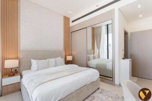 Vogue Vacation Homes, JVC Binghatti Phantom near Circle Mall, One Bedroom Apartment with Large Balcony and City View, Access to all Amenities