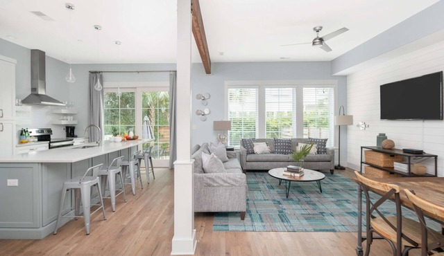 Walk Everywhere! 8BR Duplex, 2 Pools, Sleeps 16