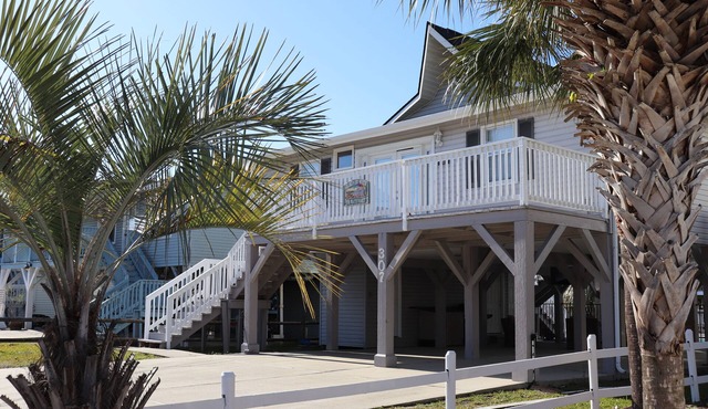 WATER FRONT, PRIVATE POOL, PET FRIENDLY, WIFI, OUTDOOR PARADISE! in North Myrtle Beach