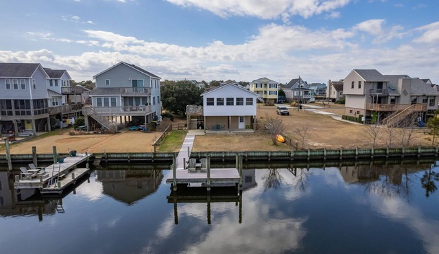 Waterfront dog-friendly 2BR with private boat dock in Kill Devil Hills