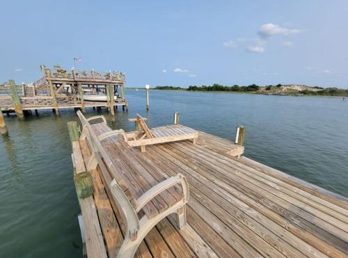 Waterfront, dock, Hot tub, kayaks, King Bedroom with amazing views, RELAXATION, 2 miles to the beach in Cedar Point