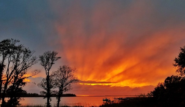 ⭐️Waterfront⭐️Fenced Yard~Dogs ✔️~Dock~Kayak~Bikes~Sunset☀️Beach Chairs~Linens🐬 in Kill Devil Hills