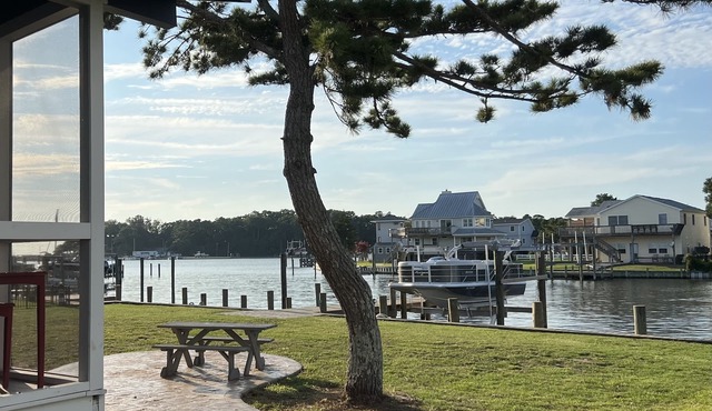 Waterfront Harbor Home, Sunset Views, Fireplace, Private dock and Boat Slip in Kill Devil Hills