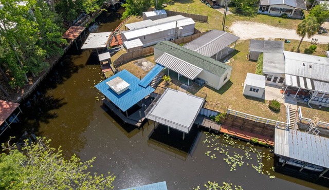 Waterfront home in Satsuma. Two bedrooms each with full bath. Gas grill. in Satsuma