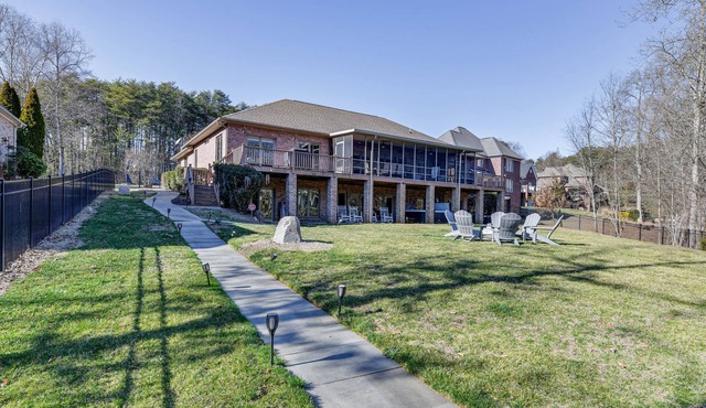Waterfront Lake Norman Retreat w/Dock + Hot Tub! in Terrell
