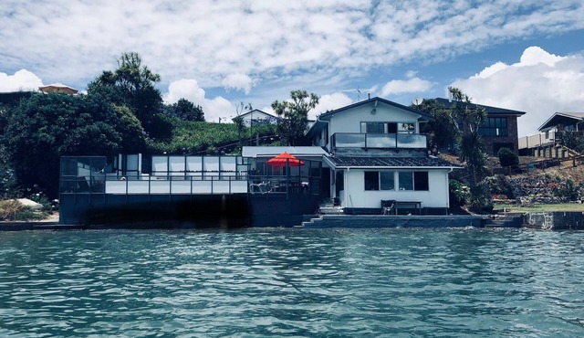 Waterfront Oasis: Panoramic views, pool, pet-friendly. Like living on a boat. in Clarks Beach