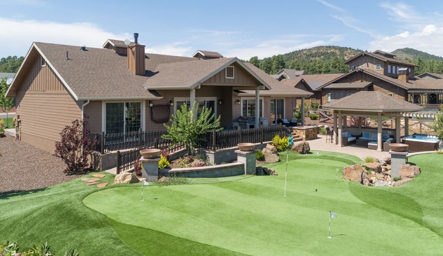 Welcome Getaway! 4 bedroom house complete with your own putting green! in Williams