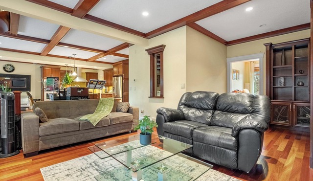 WHOLE HOUSE/ TOP-NOTCH AREA/ 7 BEDROOM/ SLEEPS 23 PERSONS/ FULL KITCHEN in Calgary