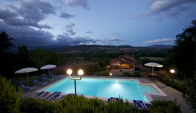 Wonderful private villa for 10 people with WIFI, private pool, TV, terrace, pets allowed and par. in Strada