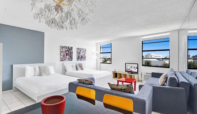Wow Condo, middle of South Beach, block from Ocean in Miami Beach