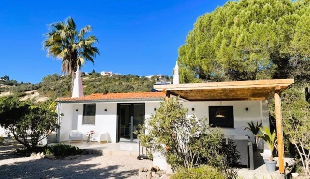 Your private paradise: pool, sun terrace, and garden. Sun, peace, and space! in Faro