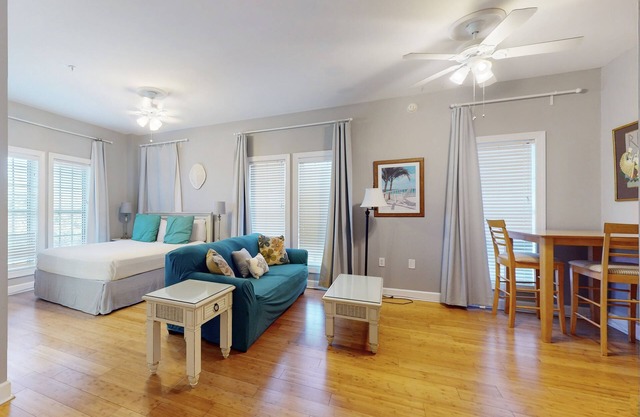 Cozy studio near the beach w/bright interior, shared pool, & prime location in Seacrest