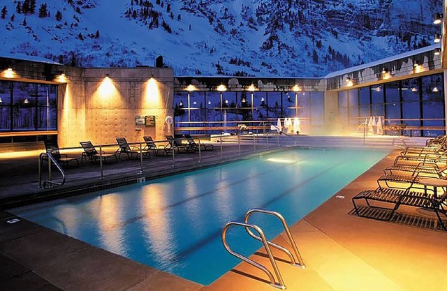 SKI-IN/SKI-OUT CLIFF CLUB + PREMIUM AMENITIES, 2-BEDROOM SUITE in Alta