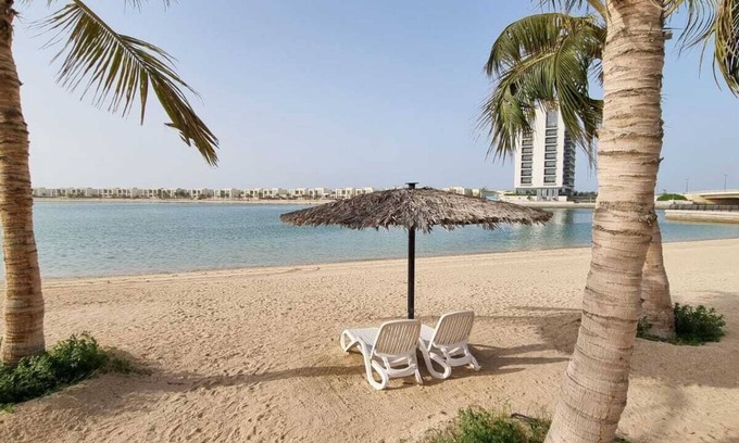 Al Riffa Apartment | Sunshine Lagoon View Large Balcony - 5m from beach!