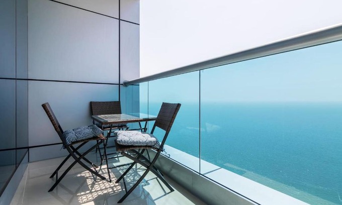 Rumailah Apartment | Top Floor Luxury 2BR Beach Apartment with Full Sea View