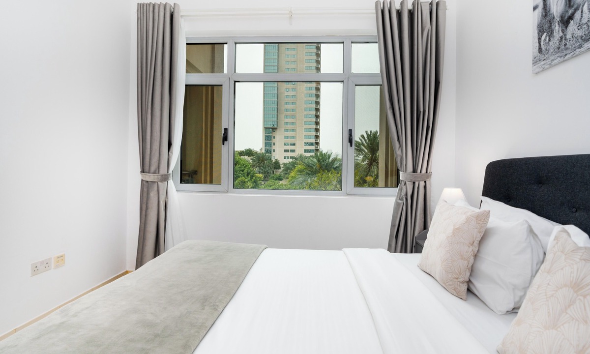 The Greens Apartment | Lux BnB I Turia Tower I Lake & Garden View