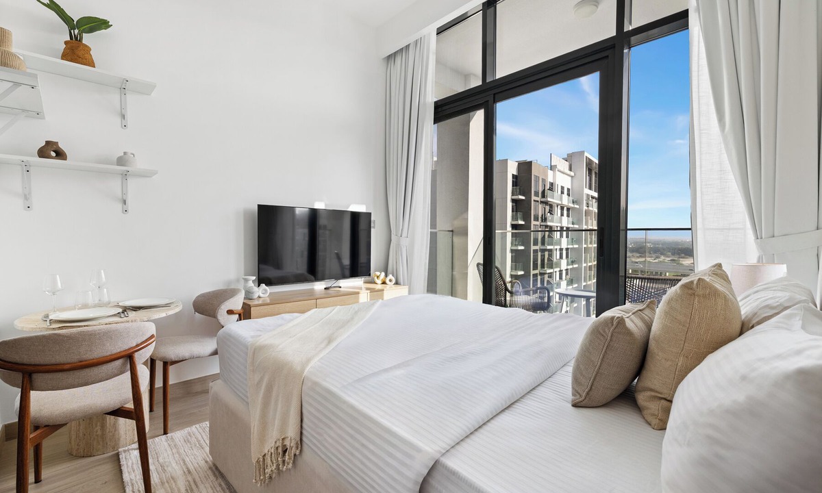 Nad Al Sheba Apartment | Bright Modern Studio in Meydan