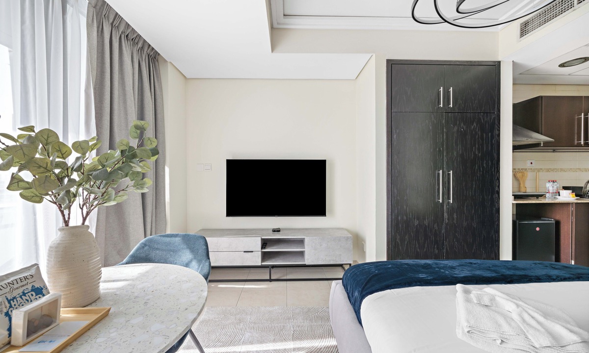 Jumeirah Lake Towers Apartment | Silkhaus Goldcrest Views 2