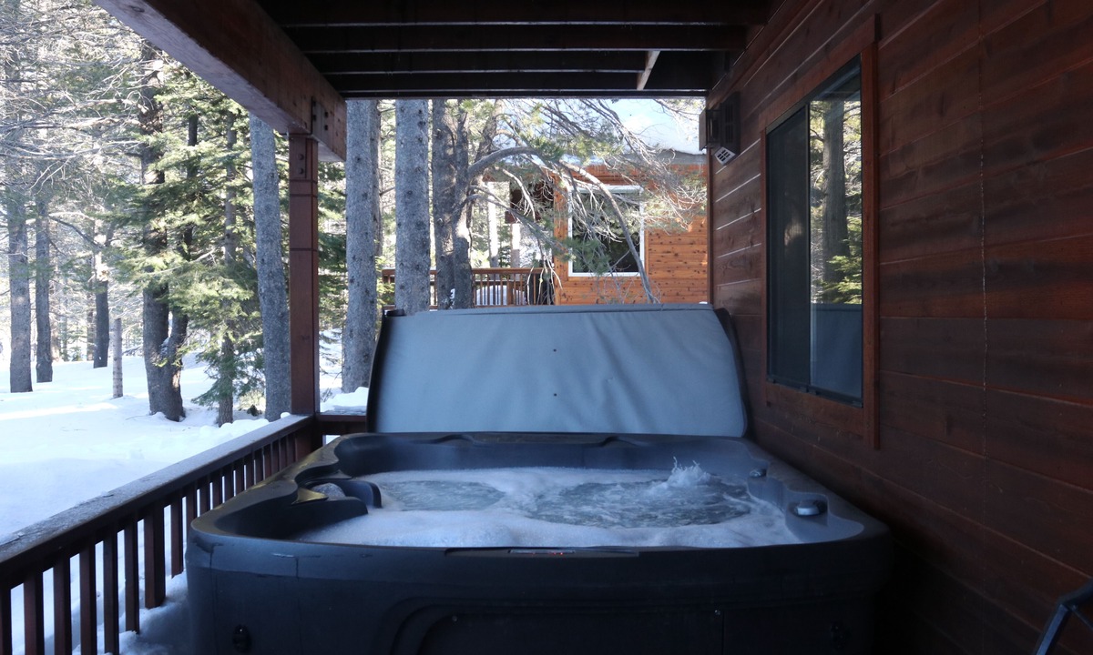 Truckee House | Davos Delight by Tahoe Getaways. 3BR Tahoe Donner w/Hot Tub