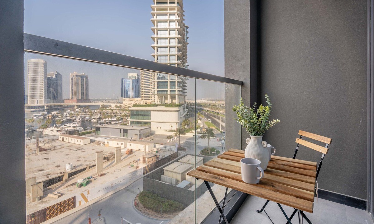 Business Bay Apartment | GuestReady - Majestic canal and Burj Khalifa view