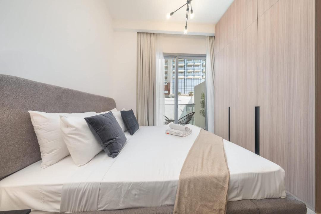 Jumeirah Village Triangle Apartment | Free housekeeping visits during your stay - StayShort - Stylish Studio in JVT Sleeps 3 with Patio