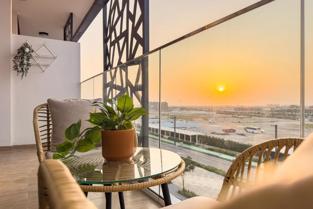Masdar City Apartment | Cozy & Fully Equipped 1BR with Big Balcony - Masdar City, next to the Airport