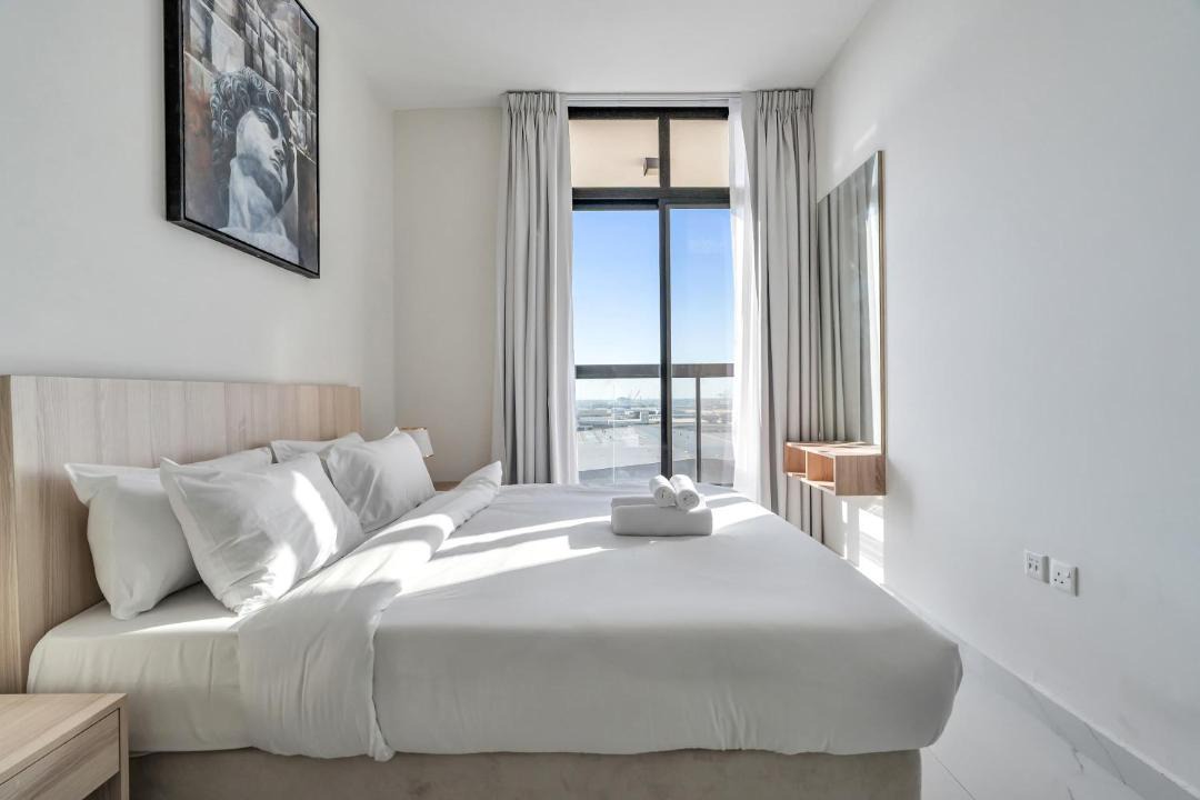 Jebel Ali Apartment | Free housekeeping visits during your stay - StayShort - Comfortable 1 Bed in Jebel Ali Sleeps 2 with Balcony