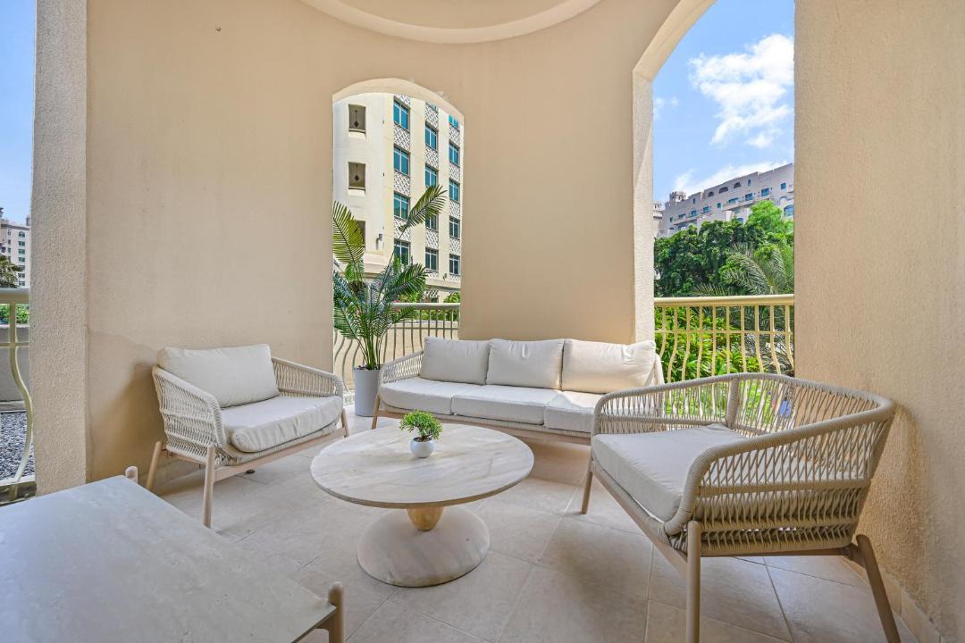 Palm Jumeirah Apartment | Palm Shoreline Elegance with Gym, Pool & Beach Access