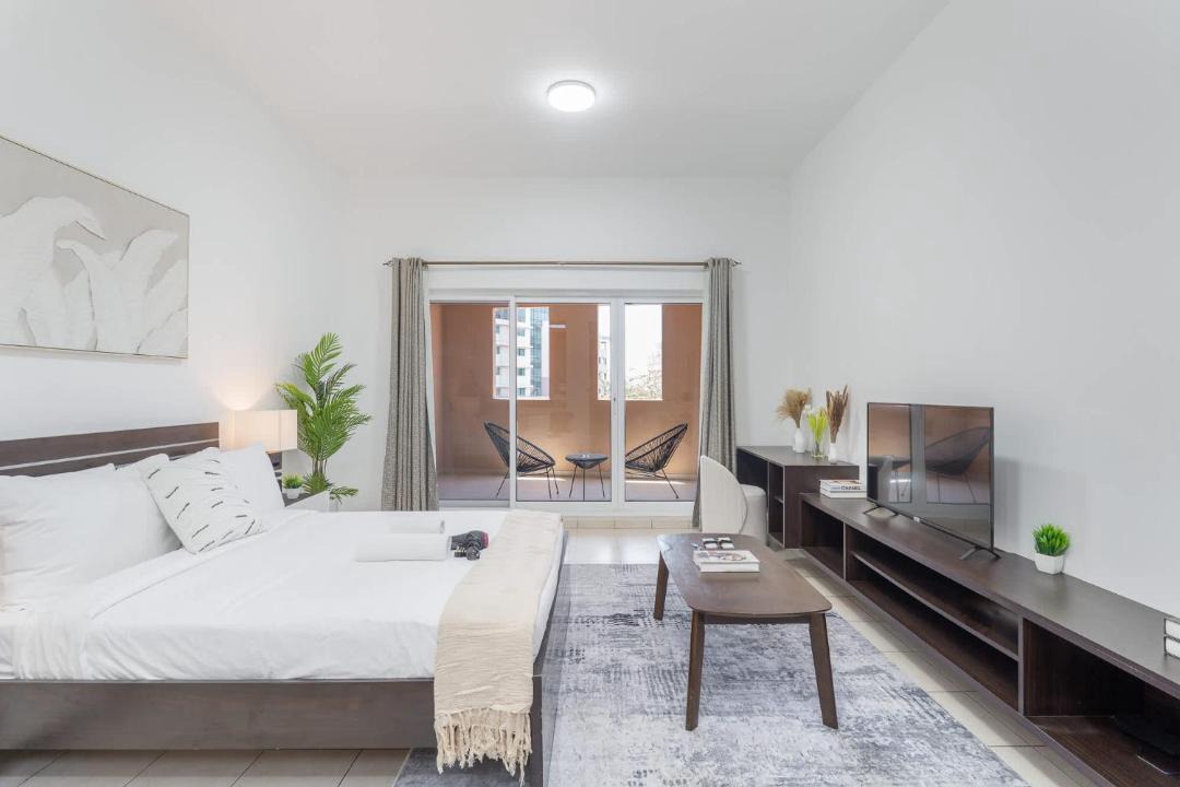 Discovery Gardens Apartment | Free housekeeping visits during your stay - StayShort - A Gorgeous Studio in Zen 20 that Sleeps 2
