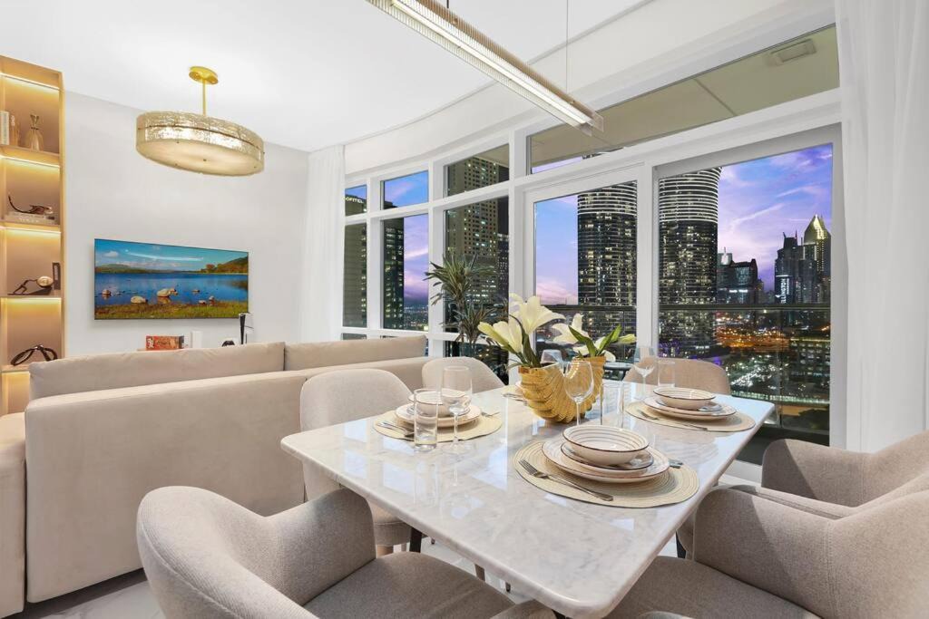 Downtown Dubai Apartment | FIRST CLASS 1BR Modern Downtown Oasis