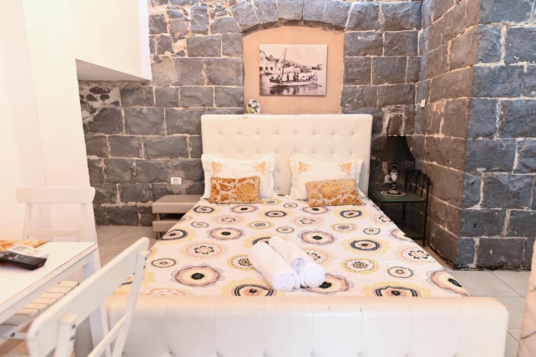 Tiberias Old City Cabin | Domos Tiberias - Heated pool דומוס טבריה- בריכה מחוממת דקת הליכה לממד