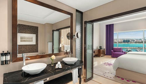Deluxe Room (Twin Bed, Corniche View)