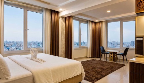 Deluxe Studio, 1 King Bed, City View