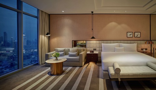 Suite, 1 King Bed, Corner (Skyline View)