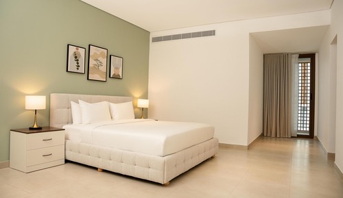 One-Bedroom Apartment - 1 King Bed
