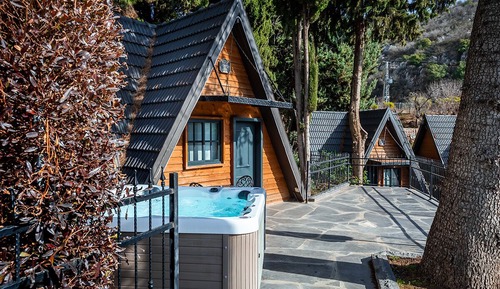 Deluxe Cabin with Outdoor Hot Tub