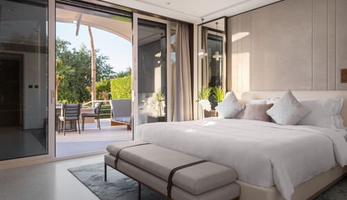Club Room, Balcony (Ocean)