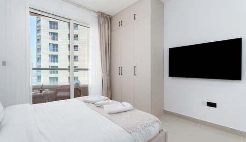 Signature Studio, 1 Queen Bed, Lake View