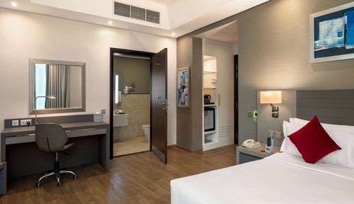 Room, 1 King Bed, Accessible, Smoking (Walk-In-Shower)