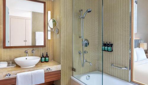 Deluxe King Room with Pool View and Balcony - Theme Park Access