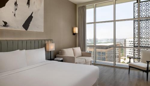 Deluxe King Room with Plaza View - Theme Park Access