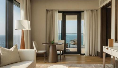 Midnight Dawn Suite with Sea View, Welcome amenity, Daily pre-dinner drinks , In-suite cocktail setup 
