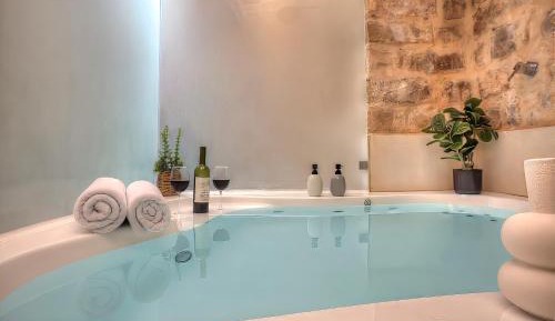 Deluxe Suite with Spa Bath
